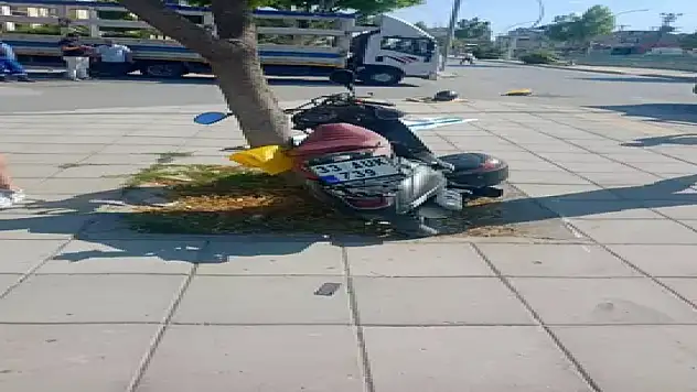 Otomobilin çarptığı motosikletli hayatını kaybetti