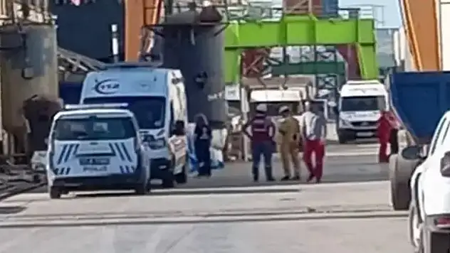 Tersanede üzerine vinç düşen işçi hayatını kaybetti