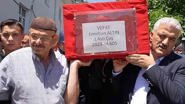 Yürek yakan veda... Oğlunun tabutunu omuzladı