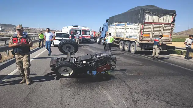 Tırın çarptığı traktör ikiye bölündü: Yaralılar var