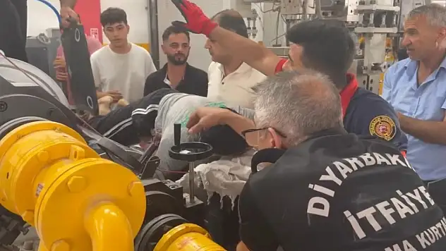 İşçi elini levha kesme makinesine kaptırdı!