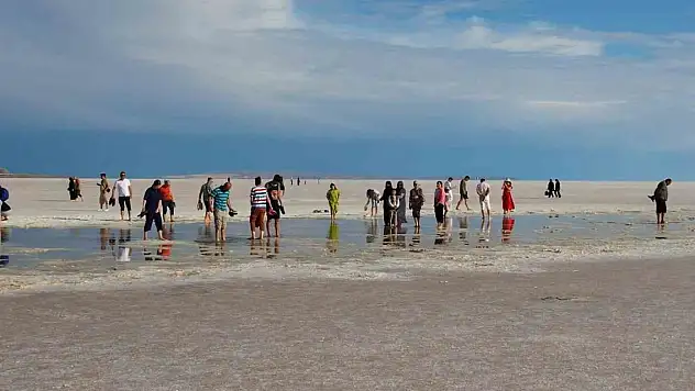 Tuz Gölü ziyaretçilerin akınına uğruyor
