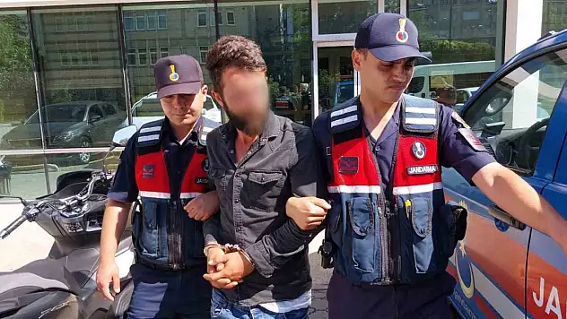 Yanındaki 2 kişiyi yaraladı, özür diledi