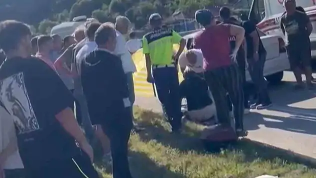 Otomobilin çarptığı motosikletli yola savruldu