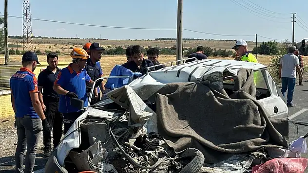 Otomobil ile kamyon çarpıştı: 2 ölü