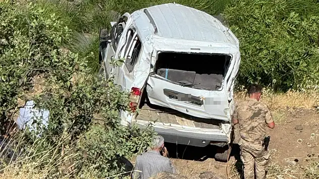 Hafif ticari araç şarampole uçtu: 1 ölü