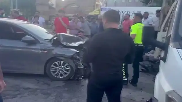 Kırmızı ışık ihlali yapan iki araç arasında kalan yaya ağır yaralandı