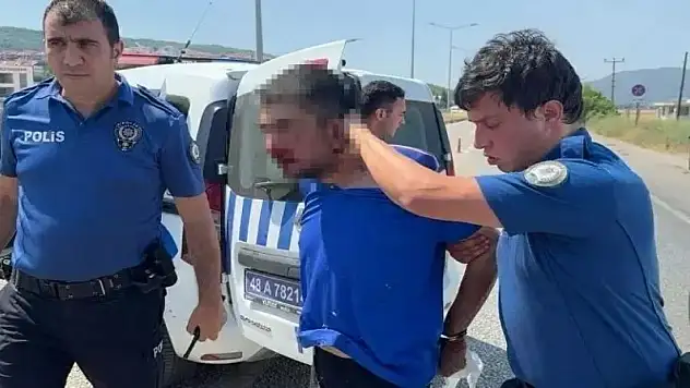 'Dur' ihtarından kaçarken 4 polis aracına çarptı, lastiklerine ateş edilerek durduruldu