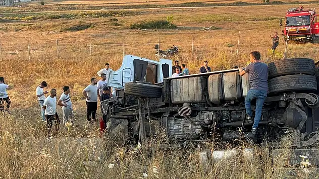 Tır şarampole devrildi: 2 ölü