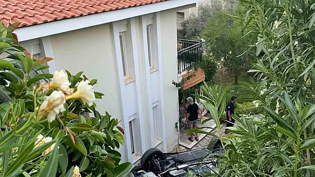 Otomobil evin bahçesine uçtu: 1 ölü, 4 yaralı