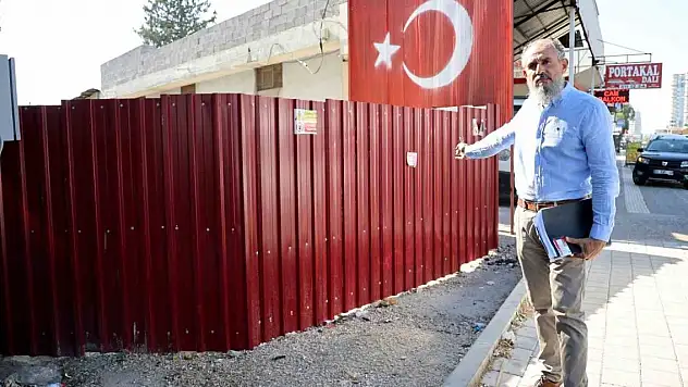 Tapulu arazisi olduğunu söyleyip sokağın girişini kapattı