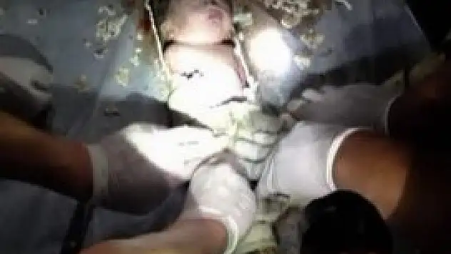 Tuvalet borusuna bebeği yanlışlıkla düşürmüş