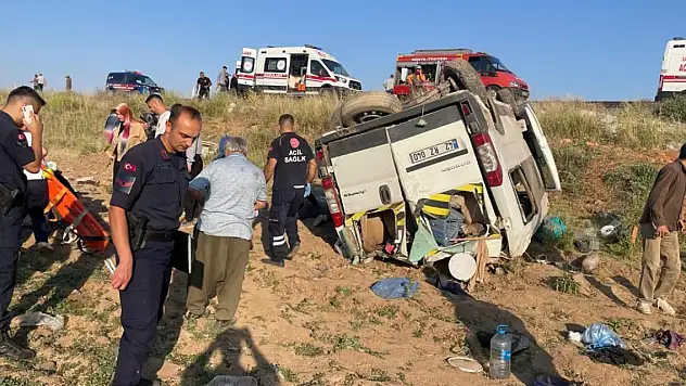 Konya'da can pazarı! Tarım işçilerini taşıyan minibüs devrildi, çok sayıda yaralı var