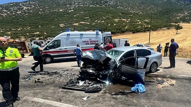 Isparta-Konya kara yolunda 2 otomobil çarpıştı: 1 ölü, 9 yaralı