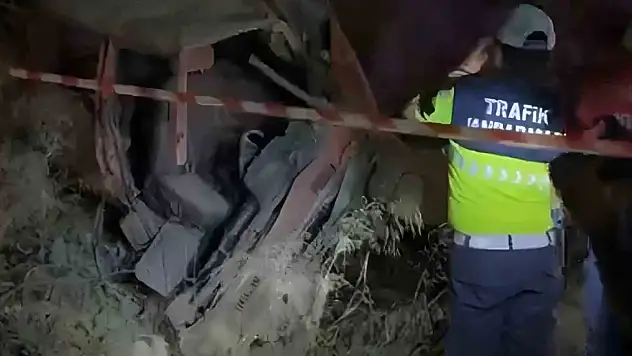 Otomobil şarampole yuvarlandı! 2 ölü