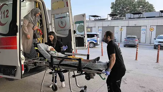 Sürgülü kapının altında kalan çocuk ağır yaralandı