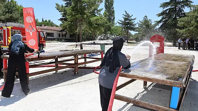 Konya'daki gönüllü itfaiyeciler kampa katıldı