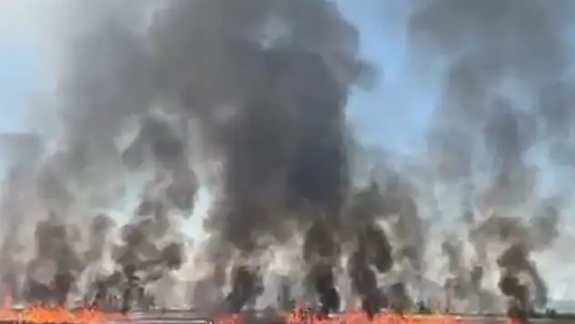 Traktörün kepçesi neden oldu... Yangında 50 dönüm arazi yandı