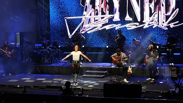 Akşehir'de Zeynep Bastık sahne aldı