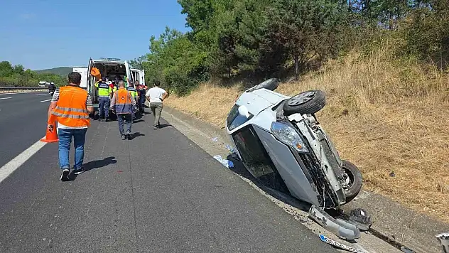 Otoyolda takla atan otomobilde 4 kişi yaralandı