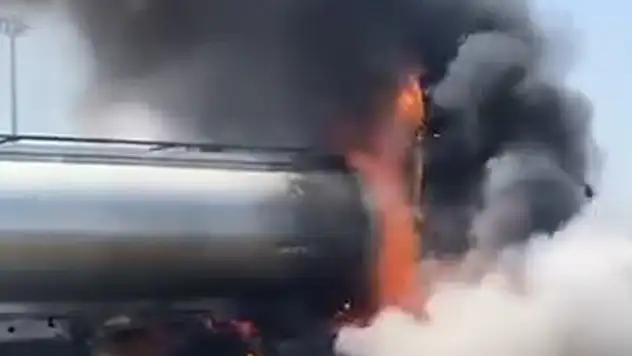 Akaryakıt yüklü tanker, alev alev yandı