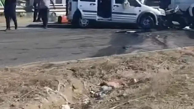 Karşı şeride geçip, TIR'la çarpışan hafif ticari aracın sürücüsü öldü