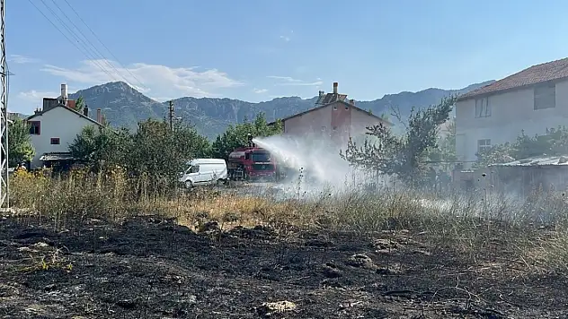 Konya'da anız yangını... 3 depo zarar gördü