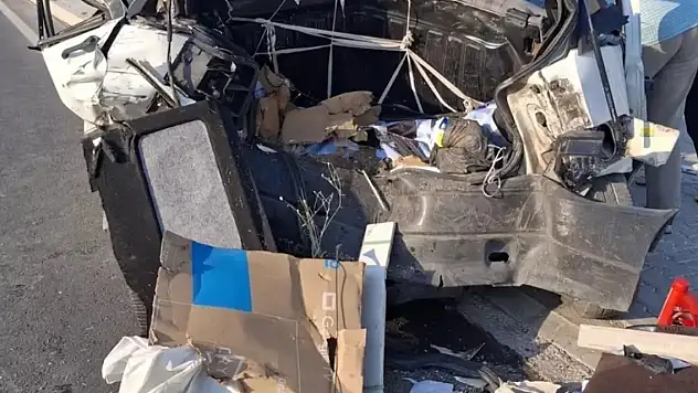 Konya'da feci kaza! Minibüs otomobile arkadan çarptı