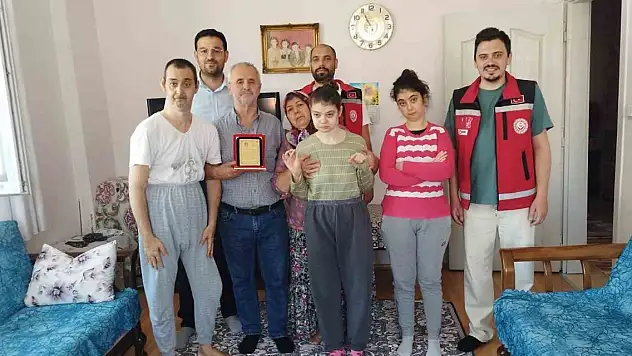 Konya'da 50 yıllık evli çifte çifte teşekkür plaketi