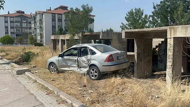 Kazayı inceleyen polisin aracına kontrolden çıkan otomobil çarptı: 1'i polis 3 yaralı