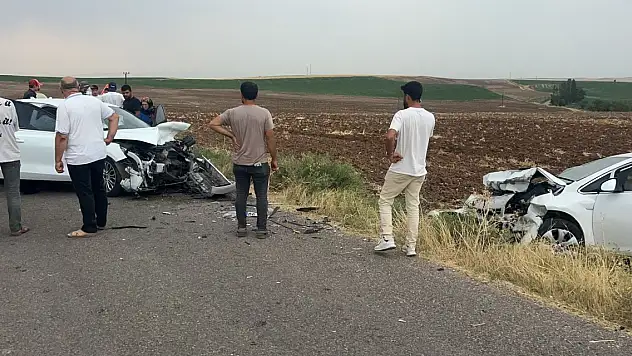 İki otomobil kafa kafaya çarpıştı: 5 yaralı