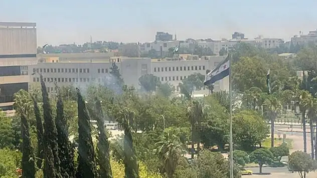 Son Dakika! İsrail Suriye Genelkurmay Başkanlığı'nın girişine hava saldırısı düzenledi