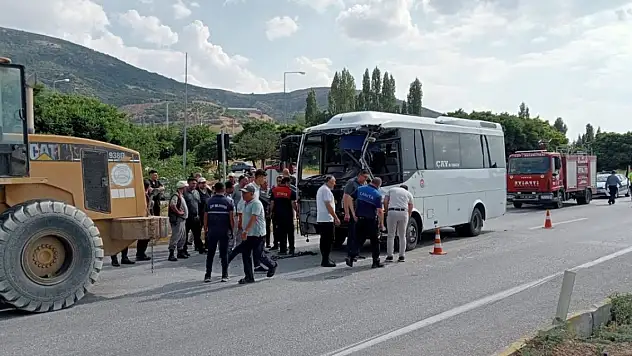 Afyonkarahisar-Konya kara yolunda otobüs ile kamyon çarpıştı, 7 kişi yaralandı