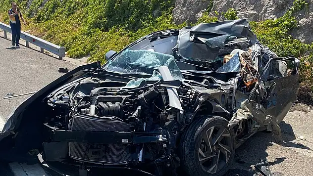 Su tankerine çarpan otomobilin sürücüsü öldü