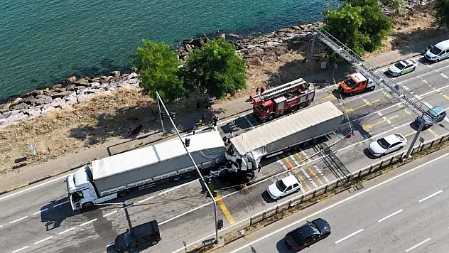 2 TIR ve 3 otomobil, zincirleme kazaya karıştı 1 ölü