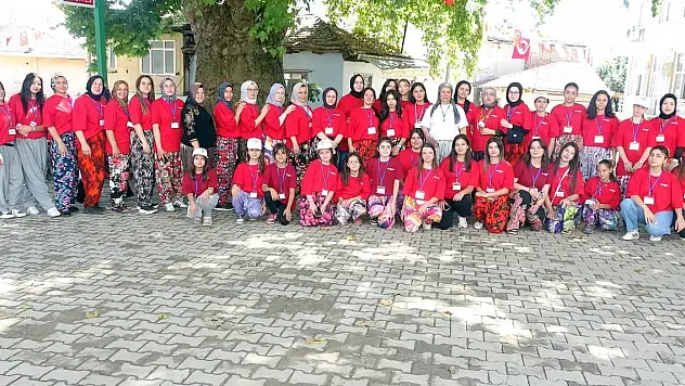 Bu mahalleyi yılda bir gün kadınlar yönetiyor