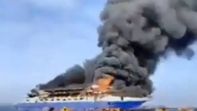 Endonezya'da yolcu gemisinde yangın: 3 ölü