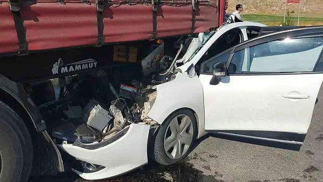 Otomobil tıra çarptı: 1 çocuk öldü, 5 kişi yaralandı