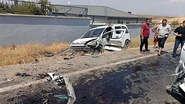 Hafif ticari araç ile otomobil çarpıştı: 7 yaralı