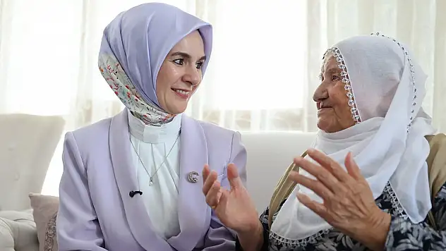 Fenomen babaanne, Bakan Göktaş'ı bağrına bastı