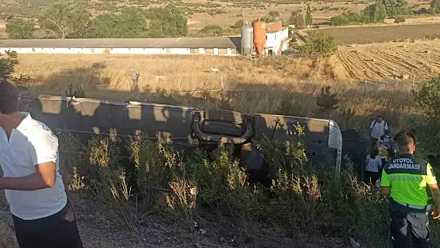 Yolcu otobüsü devrildi: 1'i ağır 27 yaralı