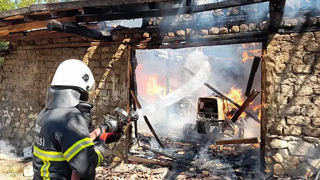 2 traktör ve 1,5 ton buğday yandı