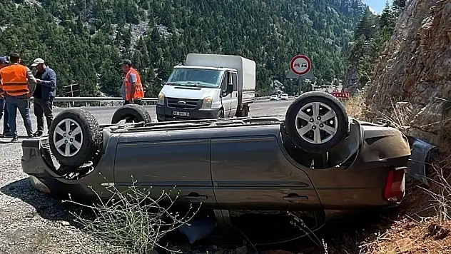 Otomobil yoldan çıkıp takla attı: 2 yaralı
