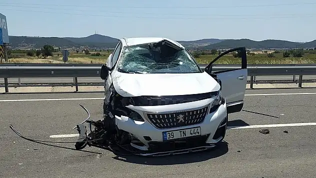 Otomobil radar uygulaması yapan polis aracına çarptı: 1'i polis 2 yaralı