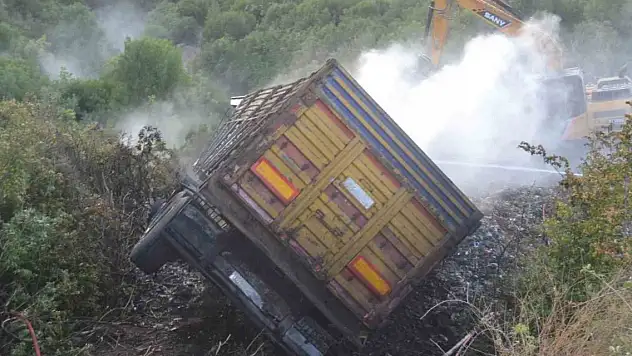 Alev alan kamyon şarampole uçtu, yangın ormana sıçramadan söndürüldü