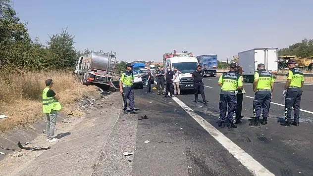 Kamyon ile otomobil çarpıştı: 4 ölü