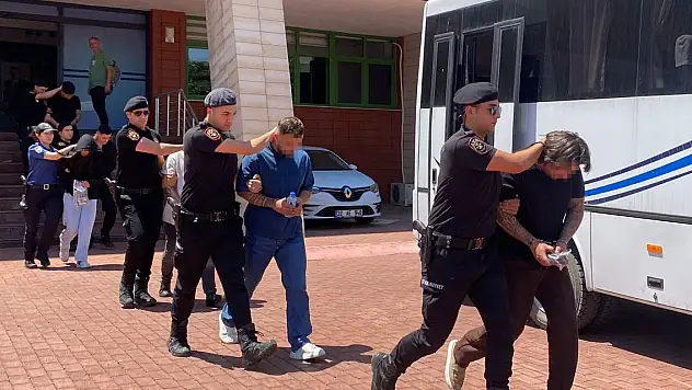 Silahlı 'yan bakma' kavgası 3 yaralı, 2 tutuklama