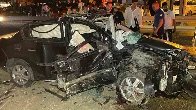 Köprü ayağına çarpan otomobil hurdaya döndü: 2 ağır yaralı