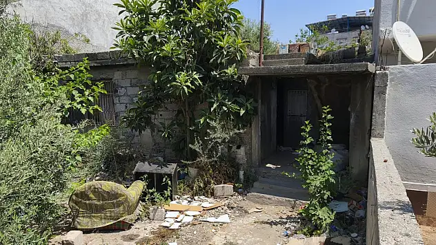 Para vermeyen annesini sopayla döverek öldürdü