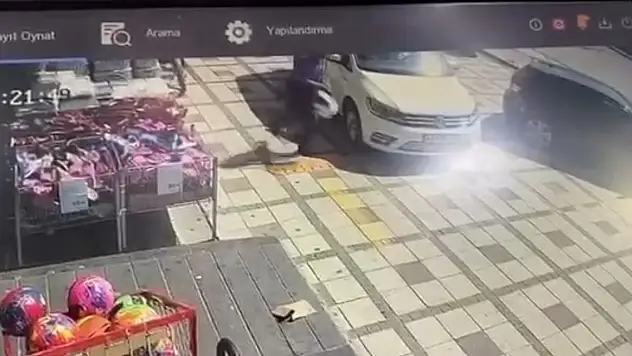 Konya'da poşetleriyle uğraşırken otomobilin altında kaldı